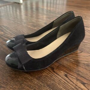 Cole Hahn black suede closed toe wedge shoe size 7